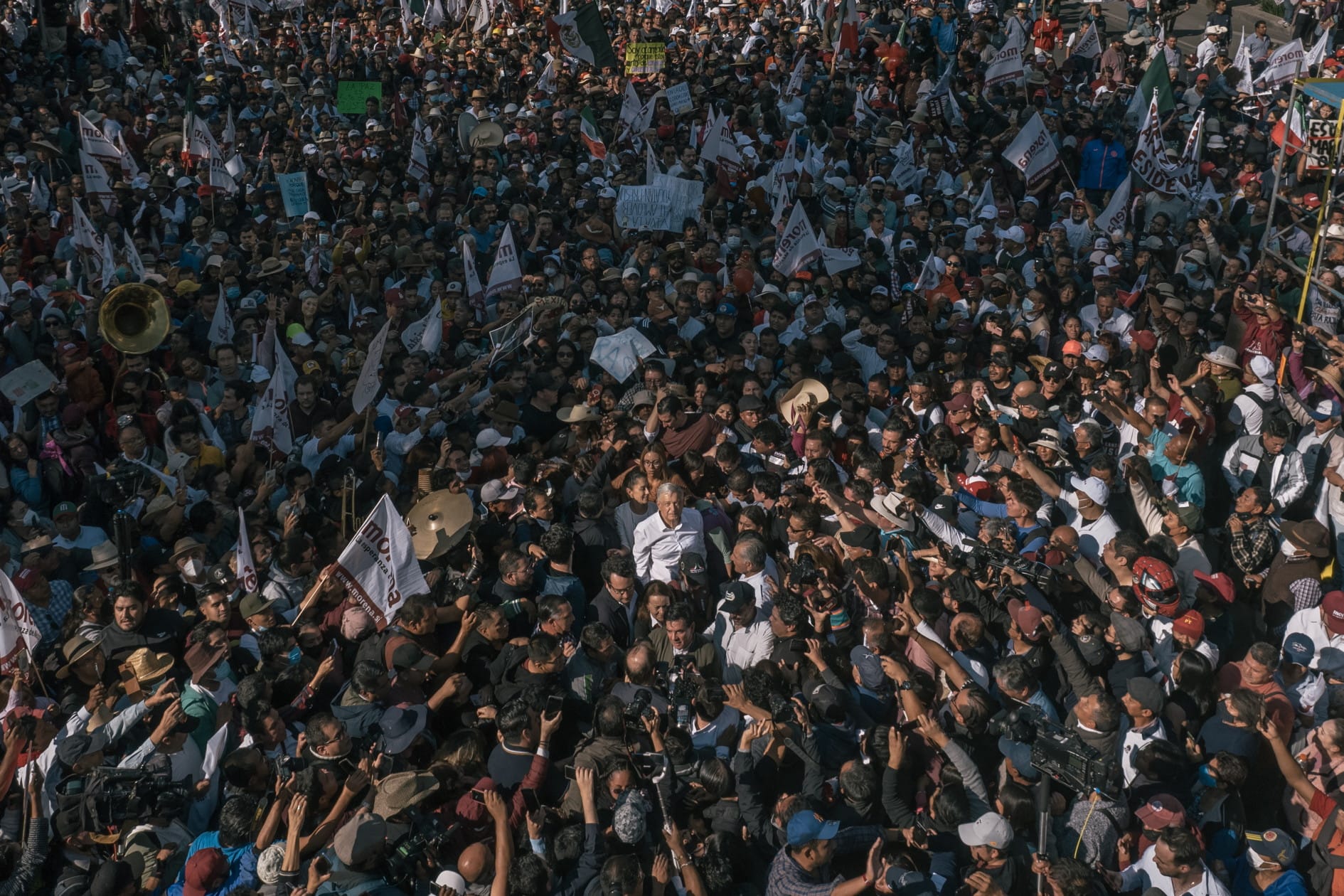 Claudia Sheinbaum and Andrés Manuel López Obrador meeting voters in a huge crowd. [Image: Luis Antonio Rojas]