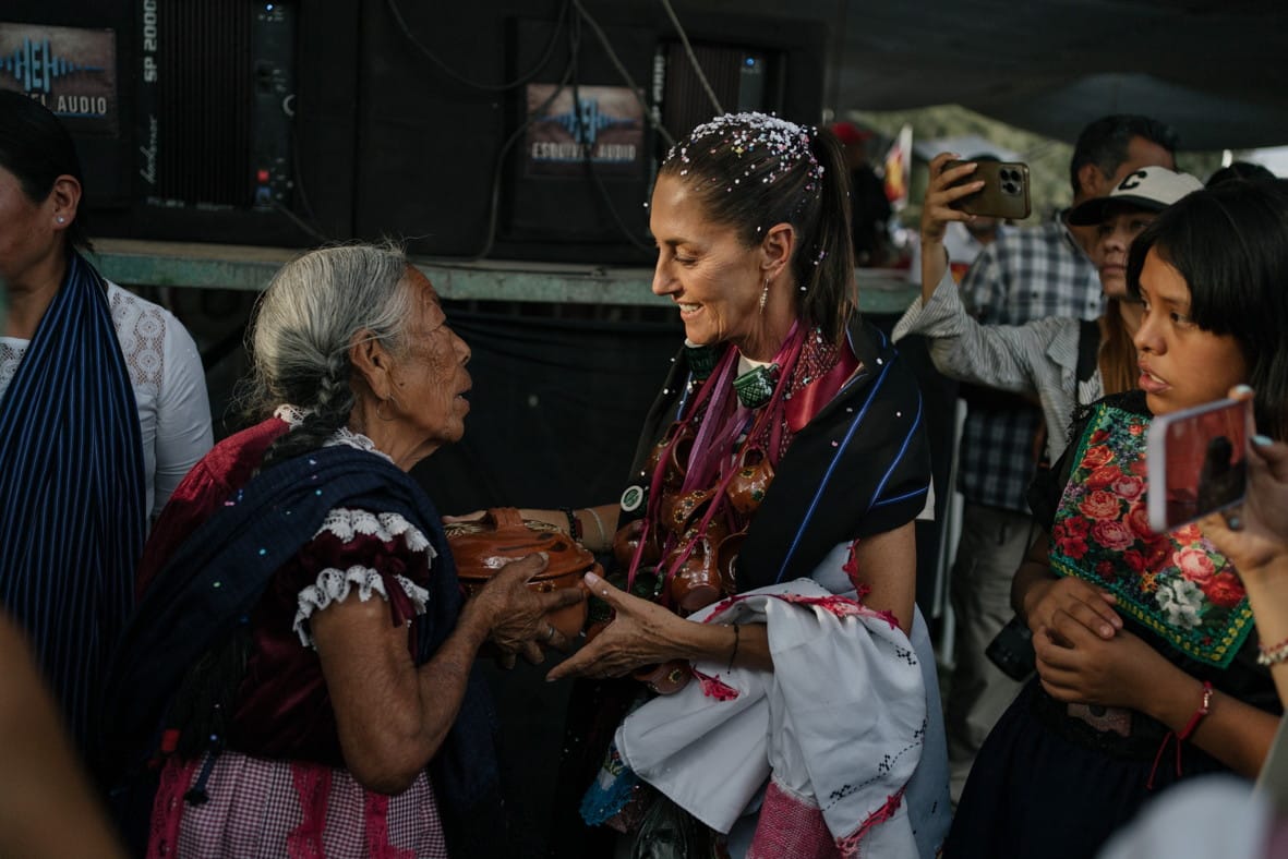 Sheinbaum (center) accepts a ceramic gift at a campaign event. [Image: Luis Antonio Rojas]