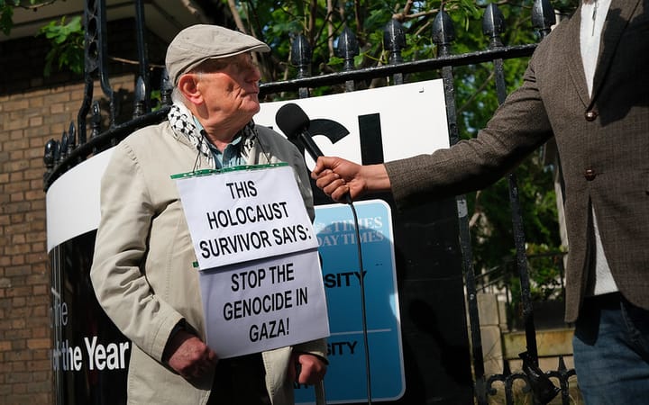 Photo of Stephen Kapos, 87 a Holocaust survivor protesting against genocide in Gaza. [image Alisdare Hickson]